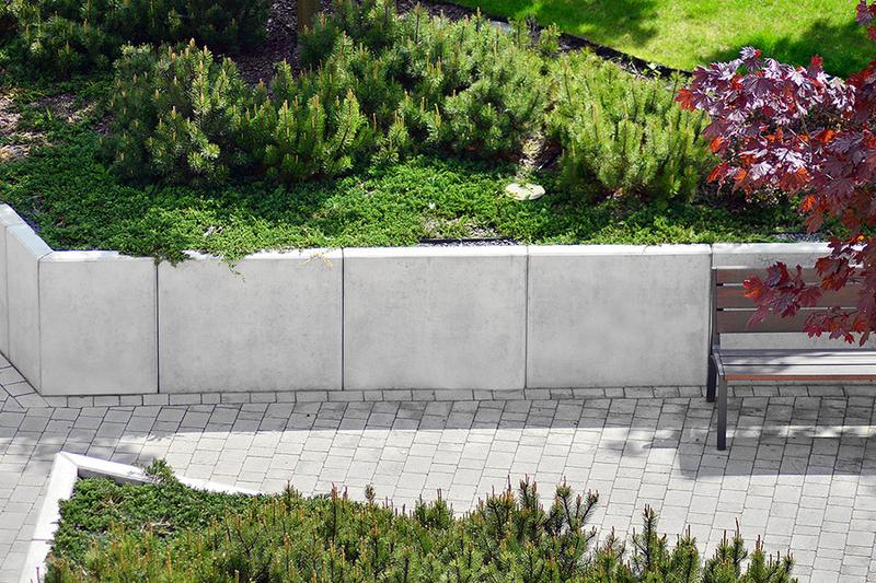 Decorative concrete retaining wall, Hamilton area